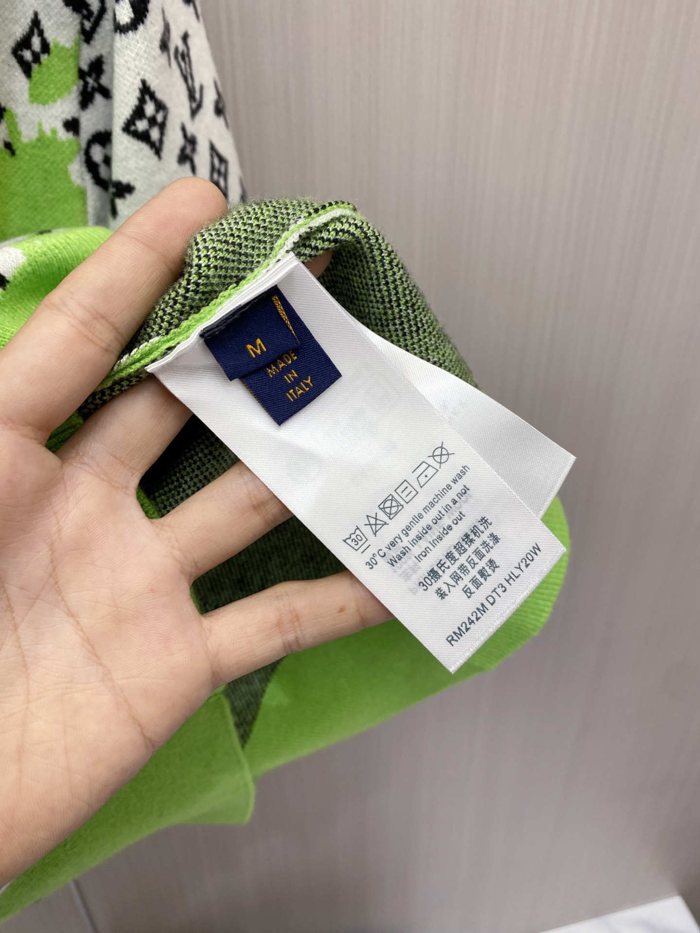 2026秋冬新款羊毛毛衣 高品质意大利进口羊毛混纺面料,高密度针织,时尚百搭毛衣,帅气十足。经典Logo标志 更耐穿更加 2026秋冬新款羊毛毛衣 高品质意大利进口羊毛混纺面料,高密度针织,时尚百搭毛衣,帅气十足。经典Logo标志 更耐穿更加