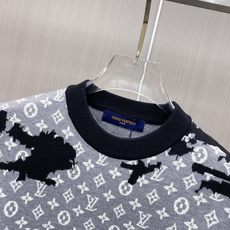 2026秋冬新款羊毛毛衣 高品质意大利进口羊毛混纺面料,高密度针织,时尚百搭毛衣,帅气十足。经典Logo标志 更耐穿更加 2026秋冬新款羊毛毛衣 高品质意大利进口羊毛混纺面料,高密度针织,时尚百搭毛衣,帅气十足。经典Logo标志 更耐穿更加