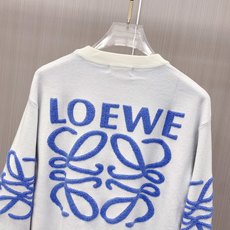 2026秋冬新款羊毛毛衣 高品质意大利进口羊毛混纺面料,高密度针织,时尚百搭毛衣,帅气十足。经典Logo标志 更耐穿更加 2026秋冬新款羊毛毛衣 高品质意大利进口羊毛混纺面料,高密度针织,时尚百搭毛衣,帅气十足。经典Logo标志 更耐穿更加