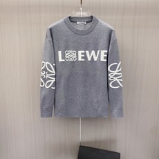 2026秋冬新款羊毛毛衣 高品质意大利进口羊毛混纺面料,高密度针织,时尚百搭毛衣,帅气十足。经典Logo标志 更耐穿更加 2026秋冬新款羊毛毛衣 高品质意大利进口羊毛混纺面料,高密度针织,时尚百搭毛衣,帅气十足。经典Logo标志 更耐穿更加