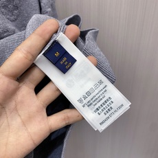 2026秋冬新款羊毛毛衣 高品质意大利进口羊毛混纺面料,高密度针织,时尚百搭毛衣,帅气十足。经典Logo标志 更耐穿更加 2026秋冬新款羊毛毛衣 高品质意大利进口羊毛混纺面料,高密度针织,时尚百搭毛衣,帅气十足。经典Logo标志 更耐穿更加