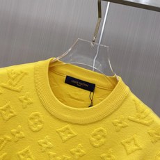 2026秋冬新款羊毛毛衣 高品质意大利进口羊毛混纺面料,高密度针织,时尚百搭毛衣,帅气十足。经典Logo标志 更耐穿更加 2026秋冬新款羊毛毛衣 高品质意大利进口羊毛混纺面料,高密度针织,时尚百搭毛衣,帅气十足。经典Logo标志 更耐穿更加