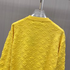 2026秋冬新款羊毛毛衣 高品质意大利进口羊毛混纺面料,高密度针织,时尚百搭毛衣,帅气十足。经典Logo标志 更耐穿更加 2026秋冬新款羊毛毛衣 高品质意大利进口羊毛混纺面料,高密度针织,时尚百搭毛衣,帅气十足。经典Logo标志 更耐穿更加