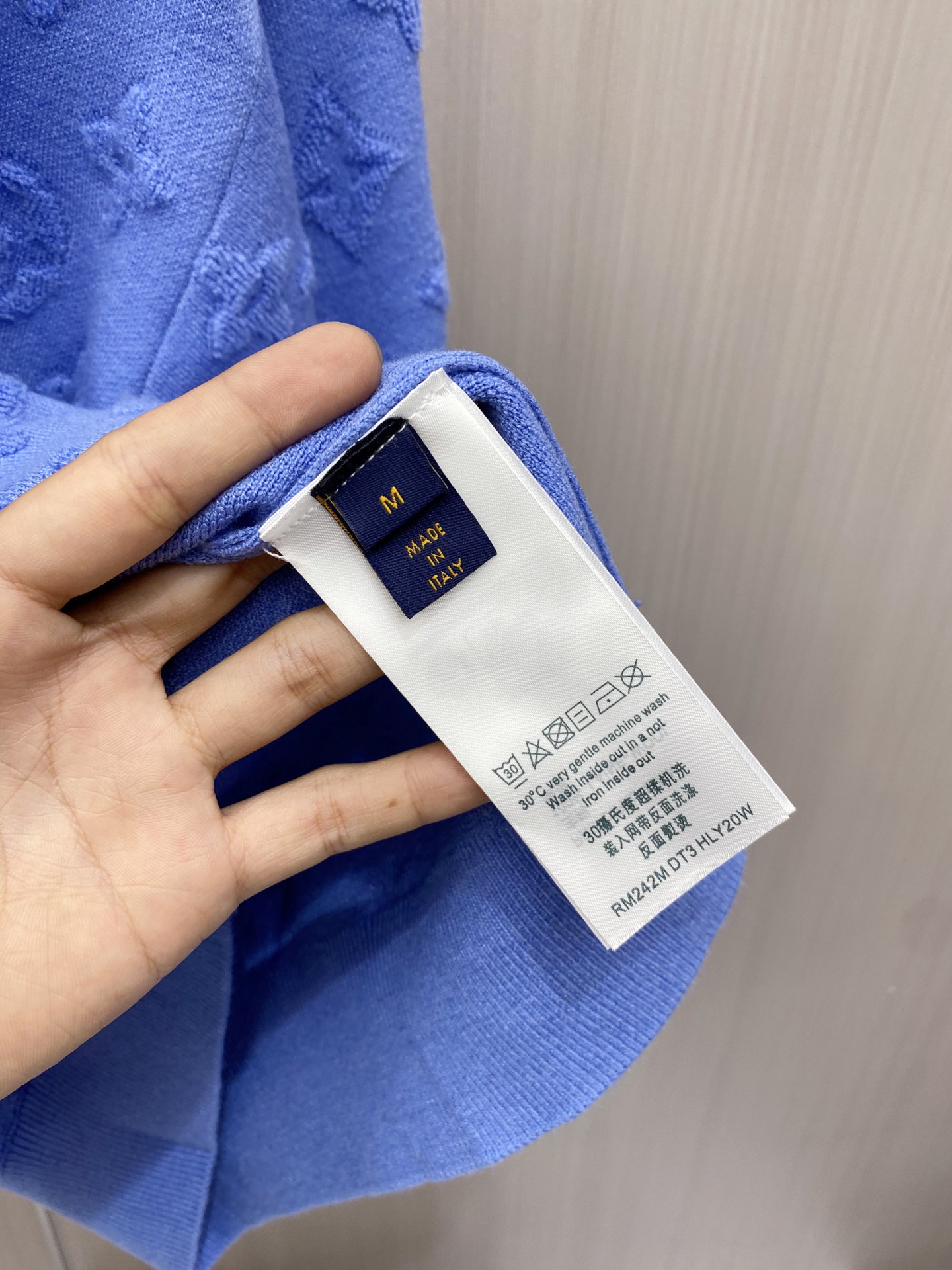 2026秋冬新款羊毛毛衣 高品质意大利进口羊毛混纺面料,高密度针织,时尚百搭毛衣,帅气十足。经典Logo标志 更耐穿更加 2026秋冬新款羊毛毛衣 高品质意大利进口羊毛混纺面料,高密度针织,时尚百搭毛衣,帅气十足。经典Logo标志 更耐穿更加