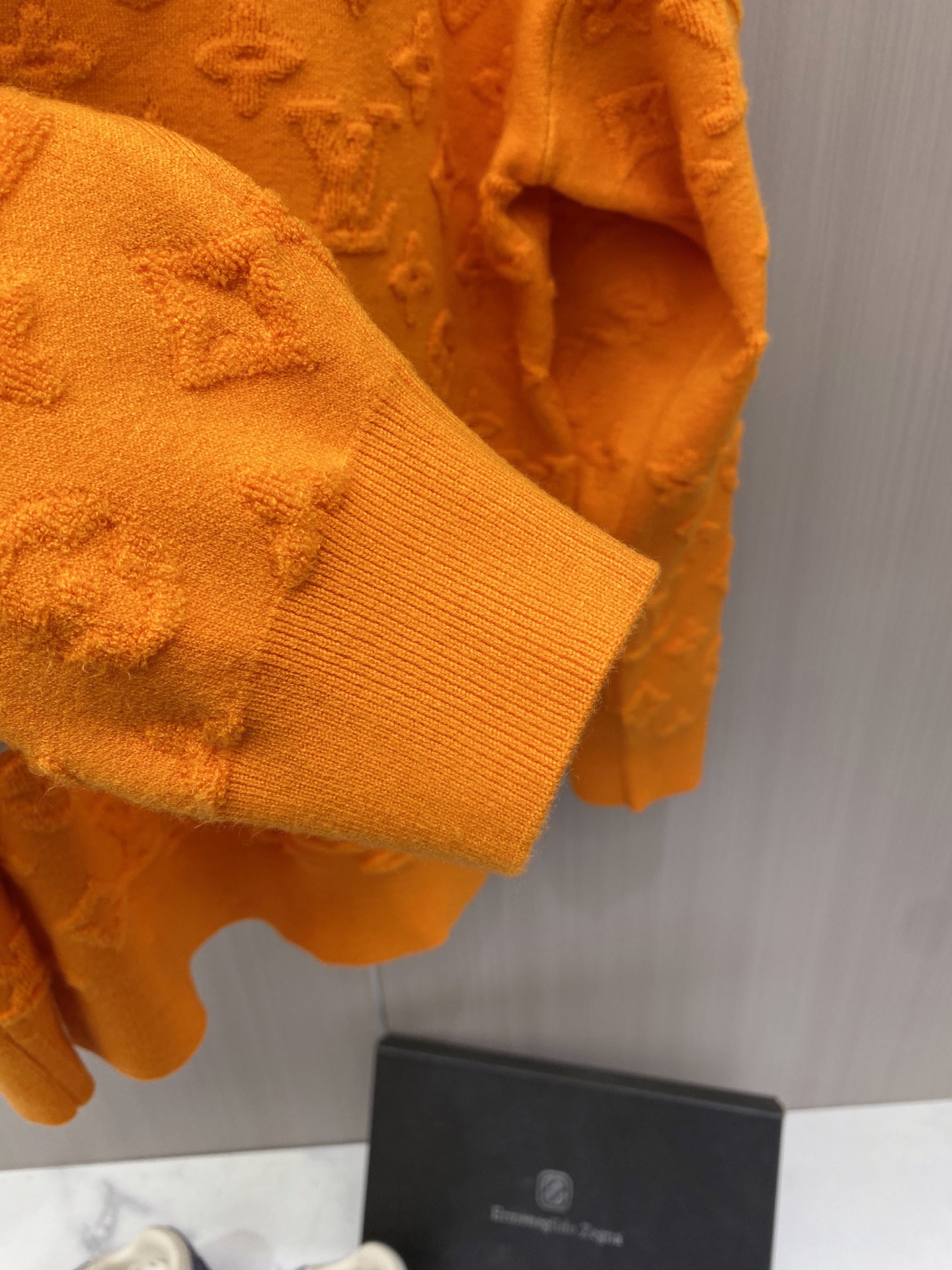 2026秋冬新款羊毛毛衣 高品质意大利进口羊毛混纺面料,高密度针织,时尚百搭毛衣,帅气十足。经典Logo标志 更耐穿更加 2026秋冬新款羊毛毛衣 高品质意大利进口羊毛混纺面料,高密度针织,时尚百搭毛衣,帅气十足。经典Logo标志 更耐穿更加