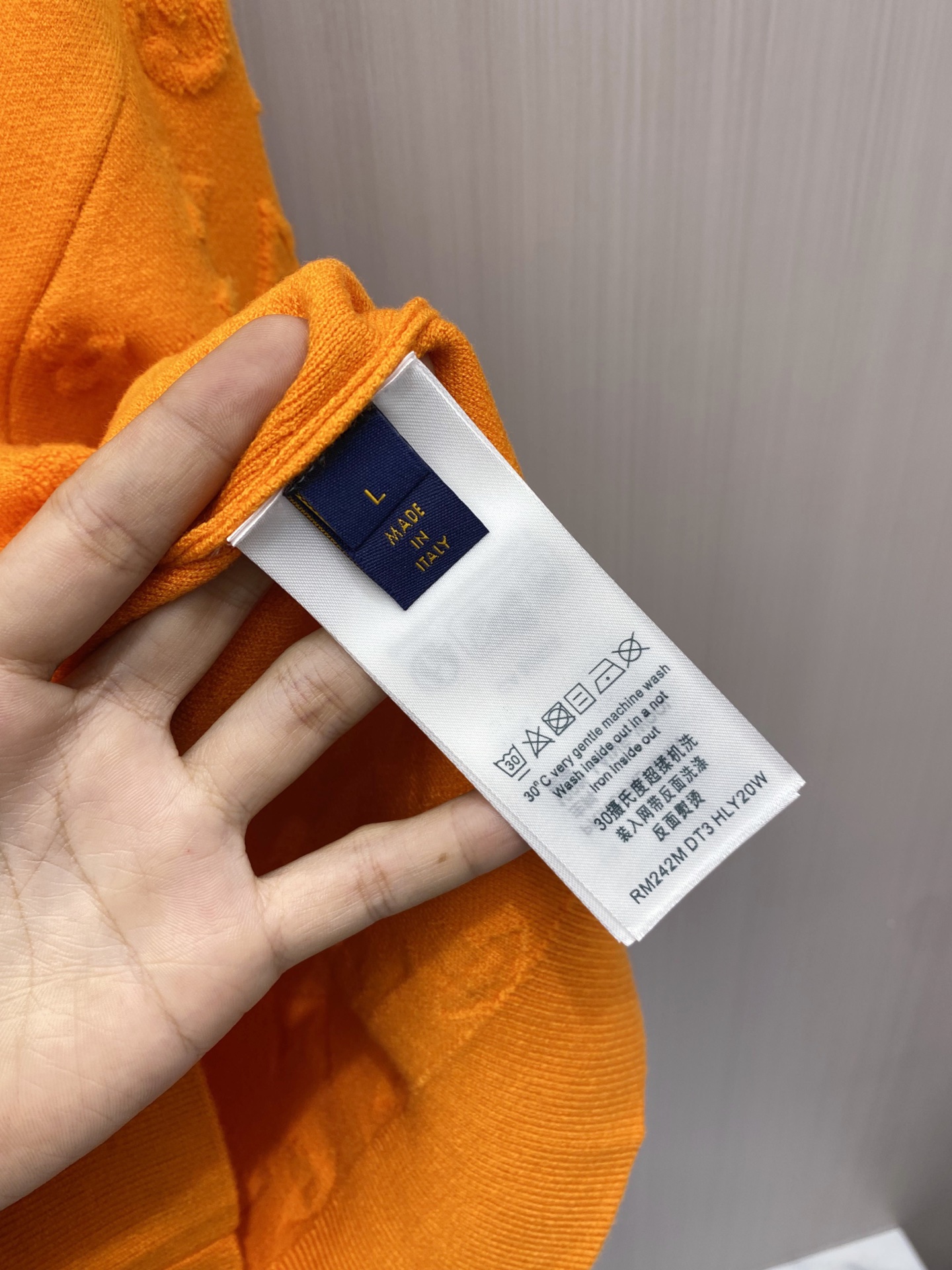 2026秋冬新款羊毛毛衣 高品质意大利进口羊毛混纺面料,高密度针织,时尚百搭毛衣,帅气十足。经典Logo标志 更耐穿更加 2026秋冬新款羊毛毛衣 高品质意大利进口羊毛混纺面料,高密度针织,时尚百搭毛衣,帅气十足。经典Logo标志 更耐穿更加