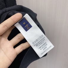 2026秋冬新款羊毛毛衣 高品质意大利进口羊毛混纺面料,高密度针织,时尚百搭毛衣,帅气十足。经典Logo标志 更耐穿更加 2026秋冬新款羊毛毛衣 高品质意大利进口羊毛混纺面料,高密度针织,时尚百搭毛衣,帅气十足。经典Logo标志 更耐穿更加