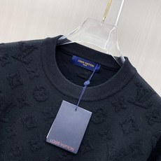 2026秋冬新款羊毛毛衣 高品质意大利进口羊毛混纺面料,高密度针织,时尚百搭毛衣,帅气十足。经典Logo标志 更耐穿更加 2026秋冬新款羊毛毛衣 高品质意大利进口羊毛混纺面料,高密度针织,时尚百搭毛衣,帅气十足。经典Logo标志 更耐穿更加