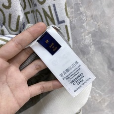 2026秋冬新款羊毛毛衣 高品质意大利进口羊毛混纺面料,高密度针织,时尚百搭毛衣,帅气十足。经典Logo标志 更耐穿更加 2026秋冬新款羊毛毛衣 高品质意大利进口羊毛混纺面料,高密度针织,时尚百搭毛衣,帅气十足。经典Logo标志 更耐穿更加