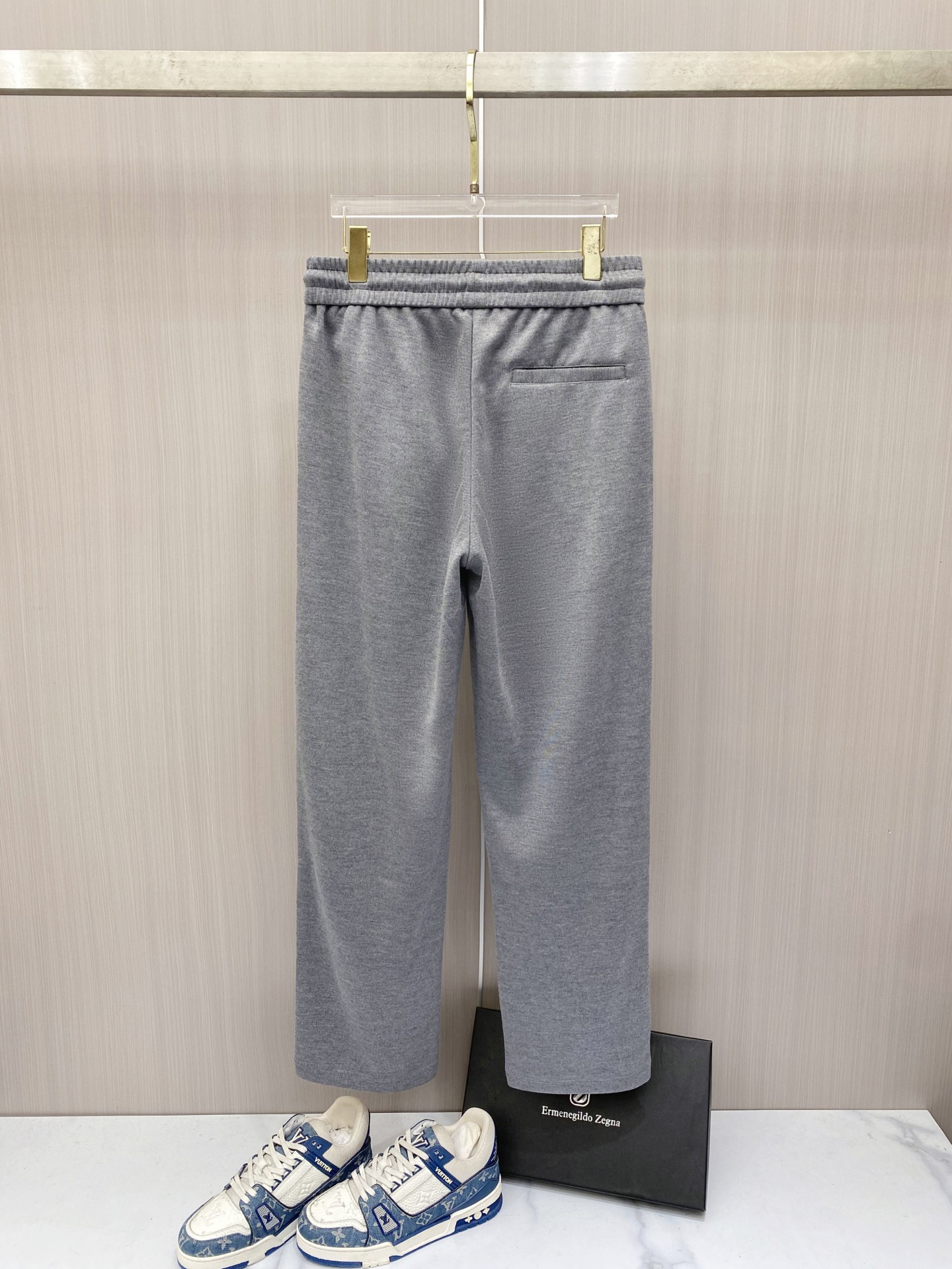 专柜🆕 2026早秋新款休闲套装!专柜同步。细节精致高级,品牌l织带高级感满满。更显年轻活力,定制高端面料,上身挺括有型 专柜🆕 2026早秋新款休闲套装!专柜同步。细节精致高级,品牌l织带高级感满满。更显年轻活力,定制高端面料,上身挺括有型
