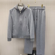 专柜🆕 2026早秋新款休闲套装!专柜同步。细节精致高级,品牌l织带高级感满满。更显年轻活力,定制高端面料,上身挺括有型 专柜🆕 2026早秋新款休闲套装!专柜同步。细节精致高级,品牌l织带高级感满满。更显年轻活力,定制高端面料,上身挺括有型