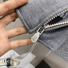 专柜🆕 2026早秋新款休闲套装!专柜同步。细节精致高级,品牌l织带高级感满满。更显年轻活力,定制高端面料,上身挺括有型 专柜🆕 2026早秋新款休闲套装!专柜同步。细节精致高级,品牌l织带高级感满满。更显年轻活力,定制高端面料,上身挺括有型