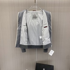 专柜🆕 2026早秋新款休闲套装!专柜同步。细节精致高级,品牌l织带高级感满满。更显年轻活力,定制高端面料,上身挺括有型 专柜🆕 2026早秋新款休闲套装!专柜同步。细节精致高级,品牌l织带高级感满满。更显年轻活力,定制高端面料,上身挺括有型
