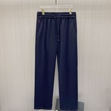 专柜🆕 2026早秋新款休闲套装!专柜同步。细节精致高级,品牌l织带高级感满满。更显年轻活力,定制高端面料,上身挺括有型 专柜🆕 2026早秋新款休闲套装!专柜同步。细节精致高级,品牌l织带高级感满满。更显年轻活力,定制高端面料,上身挺括有型