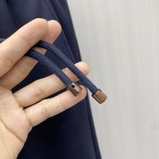专柜🆕 2026早秋新款休闲套装!专柜同步。细节精致高级,品牌l织带高级感满满。更显年轻活力,定制高端面料,上身挺括有型 专柜🆕 2026早秋新款休闲套装!专柜同步。细节精致高级,品牌l织带高级感满满。更显年轻活力,定制高端面料,上身挺括有型