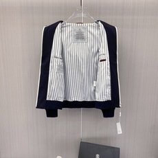 专柜🆕 2026早秋新款休闲套装!专柜同步。细节精致高级,品牌l织带高级感满满。更显年轻活力,定制高端面料,上身挺括有型 专柜🆕 2026早秋新款休闲套装!专柜同步。细节精致高级,品牌l织带高级感满满。更显年轻活力,定制高端面料,上身挺括有型