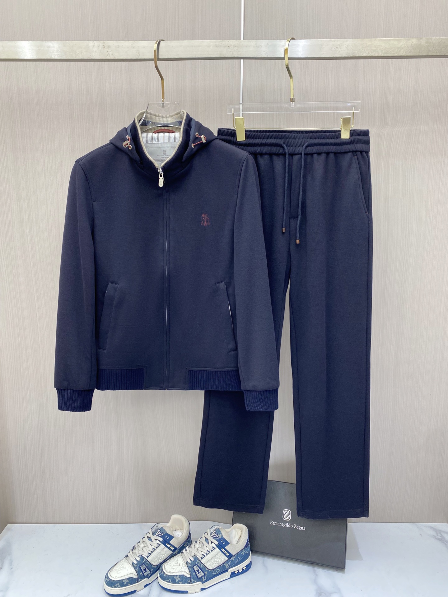 专柜🆕 2026早秋新款休闲套装!专柜同步。细节精致高级,品牌l织带高级感满满。更显年轻活力,定制高端面料,上身挺括有型 专柜🆕 2026早秋新款休闲套装!专柜同步。细节精致高级,品牌l织带高级感满满。更显年轻活力,定制高端面料,上身挺括有型