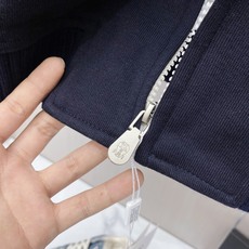 专柜🆕 2026早秋新款休闲套装!专柜同步。细节精致高级,品牌l织带高级感满满。更显年轻活力,定制高端面料,上身挺括有型 专柜🆕 2026早秋新款休闲套装!专柜同步。细节精致高级,品牌l织带高级感满满。更显年轻活力,定制高端面料,上身挺括有型