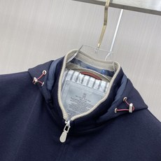 专柜🆕 2026早秋新款休闲套装!专柜同步。细节精致高级,品牌l织带高级感满满。更显年轻活力,定制高端面料,上身挺括有型 专柜🆕 2026早秋新款休闲套装!专柜同步。细节精致高级,品牌l织带高级感满满。更显年轻活力,定制高端面料,上身挺括有型