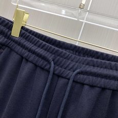 专柜🆕 2026早秋新款休闲套装!专柜同步。细节精致高级,品牌l织带高级感满满。更显年轻活力,定制高端面料,上身挺括有型 专柜🆕 2026早秋新款休闲套装!专柜同步。细节精致高级,品牌l织带高级感满满。更显年轻活力,定制高端面料,上身挺括有型