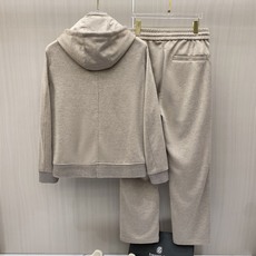 专柜🆕 2026早秋新款休闲套装!专柜同步。细节精致高级,品牌l织带高级感满满。更显年轻活力,定制高端面料,上身挺括有型 专柜🆕 2026早秋新款休闲套装!专柜同步。细节精致高级,品牌l织带高级感满满。更显年轻活力,定制高端面料,上身挺括有型