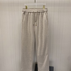 专柜🆕 2026早秋新款休闲套装!专柜同步。细节精致高级,品牌l织带高级感满满。更显年轻活力,定制高端面料,上身挺括有型 专柜🆕 2026早秋新款休闲套装!专柜同步。细节精致高级,品牌l织带高级感满满。更显年轻活力,定制高端面料,上身挺括有型