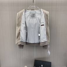专柜🆕 2026早秋新款休闲套装!专柜同步。细节精致高级,品牌l织带高级感满满。更显年轻活力,定制高端面料,上身挺括有型 专柜🆕 2026早秋新款休闲套装!专柜同步。细节精致高级,品牌l织带高级感满满。更显年轻活力,定制高端面料,上身挺括有型