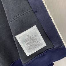 专柜🆕 2026早秋新款休闲套装!专柜同步。细节精致高级,品牌l织带高级感满满。更显年轻活力,定制高端面料,上身挺括有型 专柜🆕 2026早秋新款休闲套装!专柜同步。细节精致高级,品牌l织带高级感满满。更显年轻活力,定制高端面料,上身挺括有型