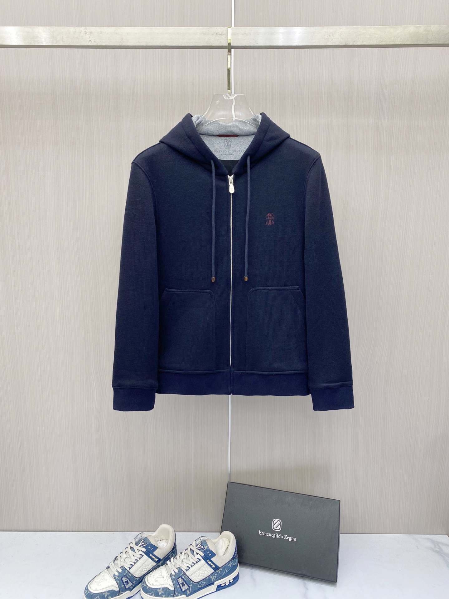 专柜🆕 2026早秋新款休闲套装!专柜同步。细节精致高级,品牌l织带高级感满满。更显年轻活力,定制高端面料,上身挺括有型 专柜🆕 2026早秋新款休闲套装!专柜同步。细节精致高级,品牌l织带高级感满满。更显年轻活力,定制高端面料,上身挺括有型