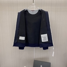 专柜🆕 2026早秋新款休闲套装!专柜同步。细节精致高级,品牌l织带高级感满满。更显年轻活力,定制高端面料,上身挺括有型 专柜🆕 2026早秋新款休闲套装!专柜同步。细节精致高级,品牌l织带高级感满满。更显年轻活力,定制高端面料,上身挺括有型