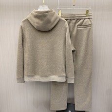 专柜🆕 2026早秋新款休闲套装!专柜同步。细节精致高级,品牌l织带高级感满满。更显年轻活力,定制高端面料,上身挺括有型 专柜🆕 2026早秋新款休闲套装!专柜同步。细节精致高级,品牌l织带高级感满满。更显年轻活力,定制高端面料,上身挺括有型