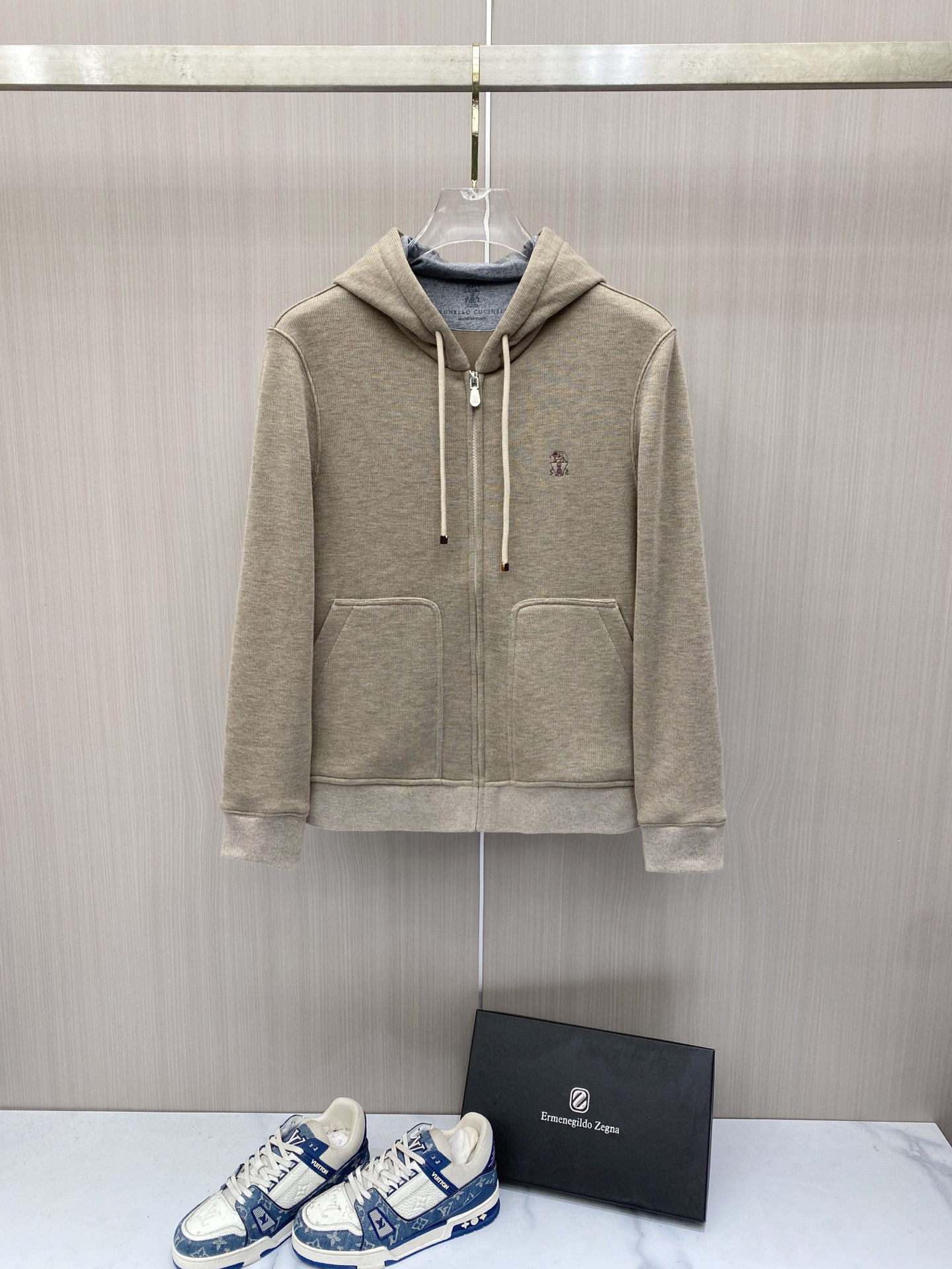专柜🆕 2026早秋新款休闲套装!专柜同步。细节精致高级,品牌l织带高级感满满。更显年轻活力,定制高端面料,上身挺括有型 专柜🆕 2026早秋新款休闲套装!专柜同步。细节精致高级,品牌l织带高级感满满。更显年轻活力,定制高端面料,上身挺括有型