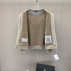 专柜🆕 2026早秋新款休闲套装!专柜同步。细节精致高级,品牌l织带高级感满满。更显年轻活力,定制高端面料,上身挺括有型 专柜🆕 2026早秋新款休闲套装!专柜同步。细节精致高级,品牌l织带高级感满满。更显年轻活力,定制高端面料,上身挺括有型