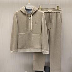 专柜🆕 2026早秋新款休闲套装!专柜同步。细节精致高级,品牌l织带高级感满满。更显年轻活力,定制高端面料,上身挺括有型 专柜🆕 2026早秋新款休闲套装!专柜同步。细节精致高级,品牌l织带高级感满满。更显年轻活力,定制高端面料,上身挺括有型