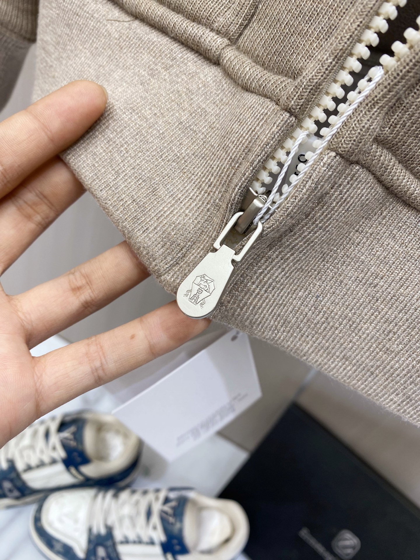 专柜🆕 2026早秋新款休闲套装!专柜同步。细节精致高级,品牌l织带高级感满满。更显年轻活力,定制高端面料,上身挺括有型 专柜🆕 2026早秋新款休闲套装!专柜同步。细节精致高级,品牌l织带高级感满满。更显年轻活力,定制高端面料,上身挺括有型
