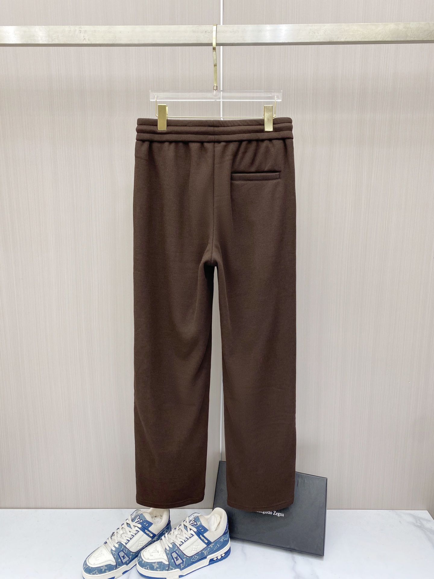 专柜🆕 2026早秋新款休闲套装!专柜同步。细节精致高级,品牌l织带高级感满满。更显年轻活力,定制高端面料,上身挺括有型 专柜🆕 2026早秋新款休闲套装!专柜同步。细节精致高级,品牌l织带高级感满满。更显年轻活力,定制高端面料,上身挺括有型
