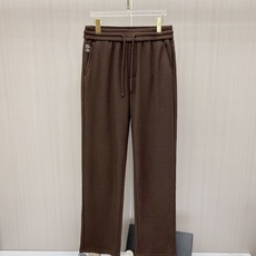 专柜🆕 2026早秋新款休闲套装!专柜同步。细节精致高级,品牌l织带高级感满满。更显年轻活力,定制高端面料,上身挺括有型 专柜🆕 2026早秋新款休闲套装!专柜同步。细节精致高级,品牌l织带高级感满满。更显年轻活力,定制高端面料,上身挺括有型