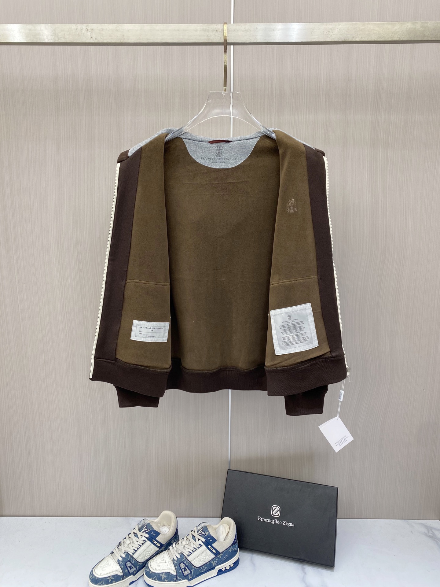 专柜🆕 2026早秋新款休闲套装!专柜同步。细节精致高级,品牌l织带高级感满满。更显年轻活力,定制高端面料,上身挺括有型 专柜🆕 2026早秋新款休闲套装!专柜同步。细节精致高级,品牌l织带高级感满满。更显年轻活力,定制高端面料,上身挺括有型