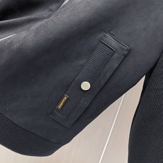 2026秋冬新款棉服冲锋衣,配备原版五金,选用G‑TEX功能性面料,拥有优秀的防风防水表现。压胶密封口袋,帽口支持调节, 2026秋冬新款棉服冲锋衣,配备原版五金,选用G‑TEX功能性面料,拥有优秀的防风防水表现。压胶密封口袋,帽口支持调节,