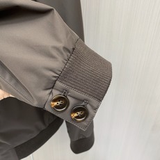 2026秋冬新款棉服冲锋衣,配备原版五金,选用G‑TEX功能性面料,拥有优秀的防风防水表现。压胶密封口袋,帽口支持调节, 2026秋冬新款棉服冲锋衣,配备原版五金,选用G‑TEX功能性面料,拥有优秀的防风防水表现。压胶密封口袋,帽口支持调节,