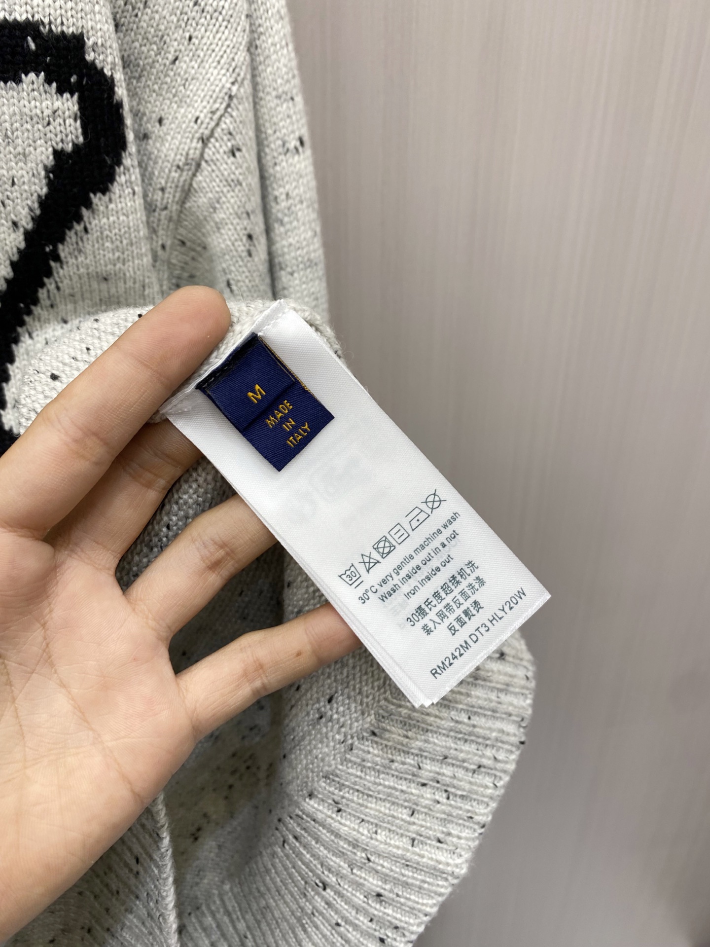 2026秋冬新款羊毛毛衣 高品质意大利进口羊毛混纺面料,高密度针织,时尚百搭毛衣,帅气十足。经典Logo标志 更耐穿更加 2026秋冬新款羊毛毛衣 高品质意大利进口羊毛混纺面料,高密度针织,时尚百搭毛衣,帅气十足。经典Logo标志 更耐穿更加