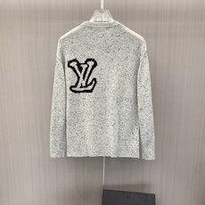 2026秋冬新款羊毛毛衣 高品质意大利进口羊毛混纺面料,高密度针织,时尚百搭毛衣,帅气十足。经典Logo标志 更耐穿更加 2026秋冬新款羊毛毛衣 高品质意大利进口羊毛混纺面料,高密度针织,时尚百搭毛衣,帅气十足。经典Logo标志 更耐穿更加
