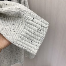 2026秋冬新款羊毛毛衣 高品质意大利进口羊毛混纺面料,高密度针织,时尚百搭毛衣,帅气十足。经典Logo标志 更耐穿更加 2026秋冬新款羊毛毛衣 高品质意大利进口羊毛混纺面料,高密度针织,时尚百搭毛衣,帅气十足。经典Logo标志 更耐穿更加
