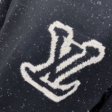 2026秋冬新款羊毛毛衣 高品质意大利进口羊毛混纺面料,高密度针织,时尚百搭毛衣,帅气十足。经典Logo标志 更耐穿更加 2026秋冬新款羊毛毛衣 高品质意大利进口羊毛混纺面料,高密度针织,时尚百搭毛衣,帅气十足。经典Logo标志 更耐穿更加