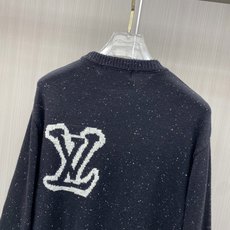 2026秋冬新款羊毛毛衣 高品质意大利进口羊毛混纺面料,高密度针织,时尚百搭毛衣,帅气十足。经典Logo标志 更耐穿更加 2026秋冬新款羊毛毛衣 高品质意大利进口羊毛混纺面料,高密度针织,时尚百搭毛衣,帅气十足。经典Logo标志 更耐穿更加