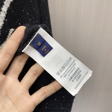 2026秋冬新款羊毛毛衣 高品质意大利进口羊毛混纺面料,高密度针织,时尚百搭毛衣,帅气十足。经典Logo标志 更耐穿更加 2026秋冬新款羊毛毛衣 高品质意大利进口羊毛混纺面料,高密度针织,时尚百搭毛衣,帅气十足。经典Logo标志 更耐穿更加