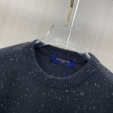 2026秋冬新款羊毛毛衣 高品质意大利进口羊毛混纺面料,高密度针织,时尚百搭毛衣,帅气十足。经典Logo标志 更耐穿更加 2026秋冬新款羊毛毛衣 高品质意大利进口羊毛混纺面料,高密度针织,时尚百搭毛衣,帅气十足。经典Logo标志 更耐穿更加