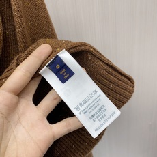 2026秋冬新款羊毛毛衣 高品质意大利进口羊毛混纺面料,高密度针织,时尚百搭毛衣,帅气十足。经典Logo标志 更耐穿更加 2026秋冬新款羊毛毛衣 高品质意大利进口羊毛混纺面料,高密度针织,时尚百搭毛衣,帅气十足。经典Logo标志 更耐穿更加