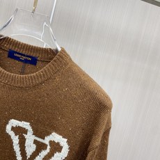 2026秋冬新款羊毛毛衣 高品质意大利进口羊毛混纺面料,高密度针织,时尚百搭毛衣,帅气十足。经典Logo标志 更耐穿更加 2026秋冬新款羊毛毛衣 高品质意大利进口羊毛混纺面料,高密度针织,时尚百搭毛衣,帅气十足。经典Logo标志 更耐穿更加