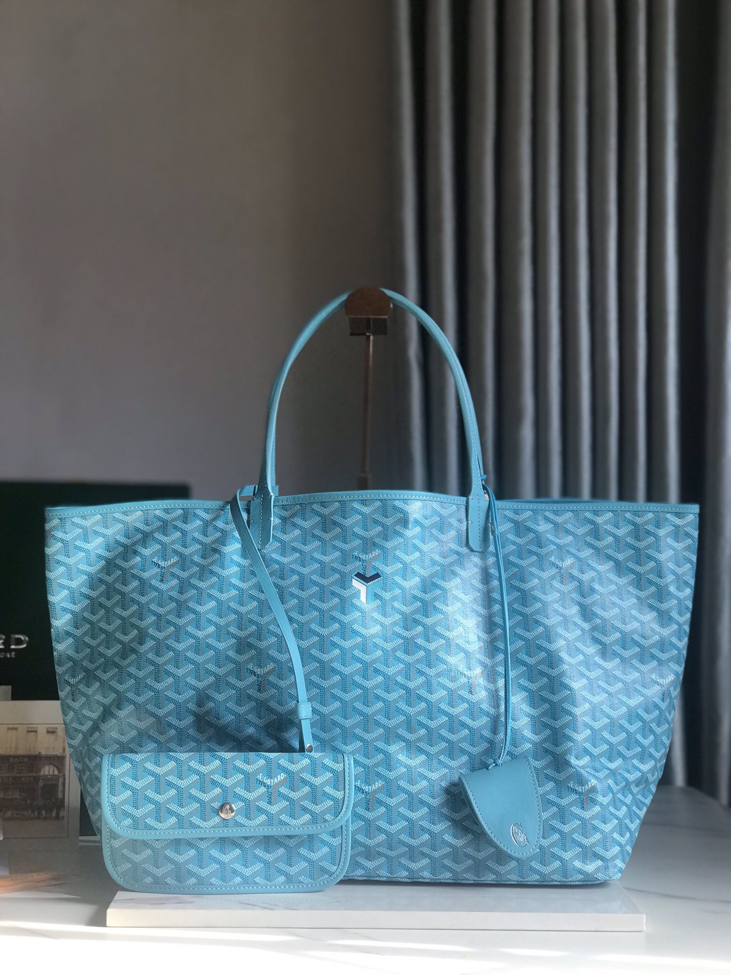NO:199362,Saint Louis GM Limited turquoise blue custom three-color Y-shaped painting, one enclosure and two styles Goyard (Goya) has been studied and improved many times, and has continuously improved the fabric and leather. It is fully exclusive to continuously meet the high-quality requirements of customers. The base cloth adopts customized high-quality rain and dew hemp that is consistent with ZP, and is coated with glossy gum and aldose [Smart] The grain texture is comparable to ZP, achieving a light and subtle feeling of leather. [Head of the South African Slide Leather] Flexible and non-punching hand-pair symmetrical pattern, pure color without color difference upgraded delivery double clip, bag decoration, details look at the picture [Close Fist] GM size bag mouth 57cm, bottom 40*height 33*20cm bottom width GM 020144, Goya, louis vuitton, saint laurent19860909批Saint Louis GM 限量松石蓝定制三色Y形彩绘,一个包形两种风格 Goyard（戈雅）经多次研究与改良,不断提升面料与皮质,全方位独家定制只为不断达到客户的高品质要求 底布采用与ZP一致的定制高品雨露麻,再涂上光面的树胶醛醣 [机智]颗粒质感与ZP相媲美,达到一种似光又亚的感觉皮质为【头层南非摔纹皮】柔韧不剌手对版对称花纹、颜色纯正无色差升级配送包夹,夹袋装饰,细节看图片[抱拳][抱拳] GM尺寸袋口57cm、底40*高33*底宽20cm GM 020144,戈雅,louis vuitton,saint laurent,Bag